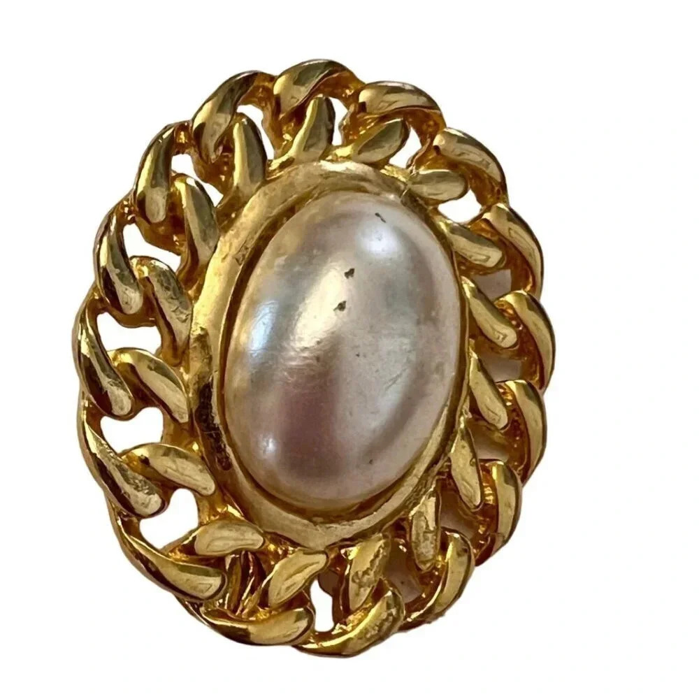 Vintage 60s-70s Faux Oval Pearl Brooch Pin Gold Tone